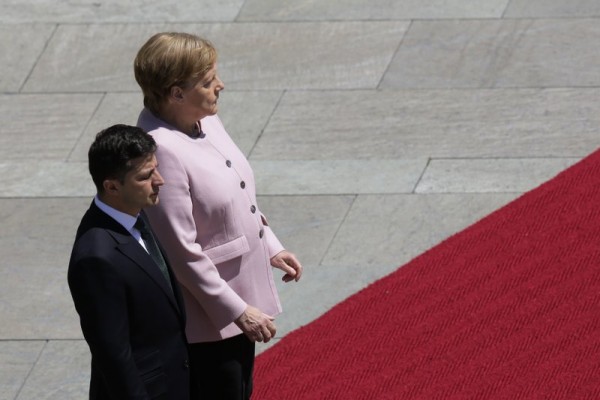 德国总理默克尔18日她迎接到访的乌克兰新总统泽伦斯基时，突然全身抽搐、抖个不停。（美联社）