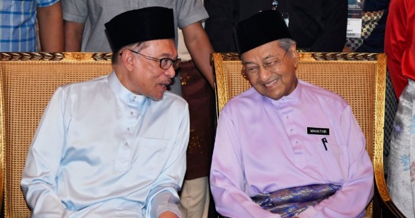 马哈迪说，周一和安华只是普通的会面，与权力转移计划无关连。（档案照）