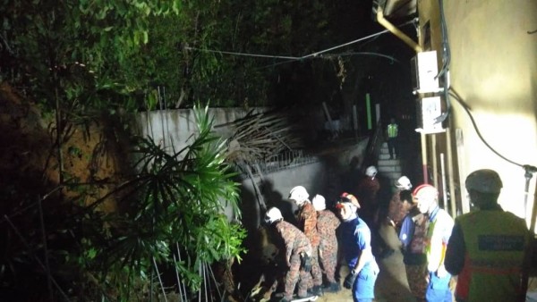 峇都丁宜一工地发生土崩，四人被埋。