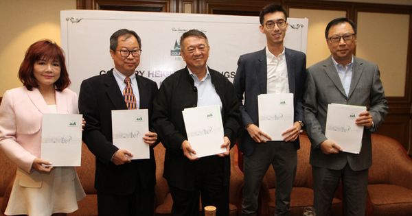李秀莲（左起）、刘国泰、李金友、李泰扬和叶振闻，一同向记者展示该集团2018年报。