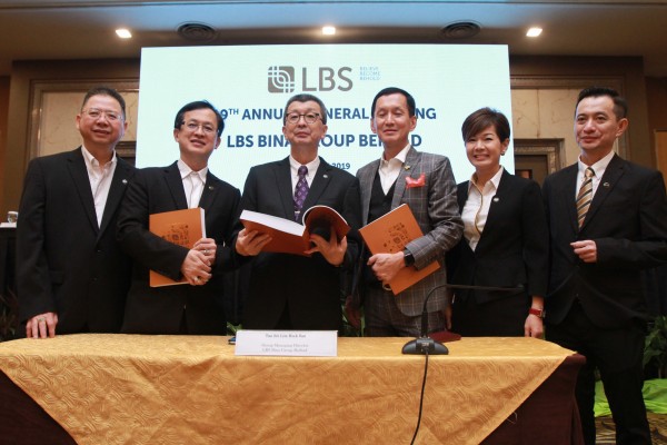林福山（左三）主持今日记者会。谢乐元（左起）、林福成、林福翔（右起）、林梅香和林福源陪同。