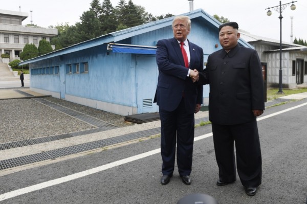 特朗普和金正恩在象征南北韩分裂的板门店停战村握手，象征和平。