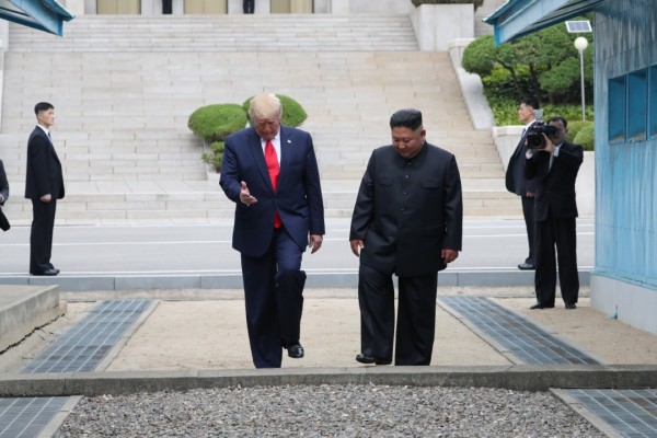 特朗普先跨过边界，进入朝鲜，然后再与金正恩一起回到韩国这边。