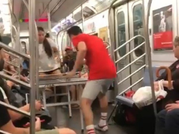 美国纽约一对情侣在地铁内打起乒乓球。(网图)