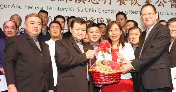 林德来（左二）代表大会赠送纪念品给郭素沁；左是彭祺锦和右为黄七。