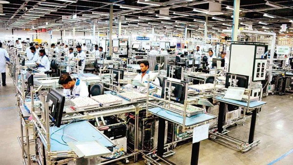 台湾鸿海集团看好印度市场，积极进军印度。这是鸿海旗下安得拉州手机厂。