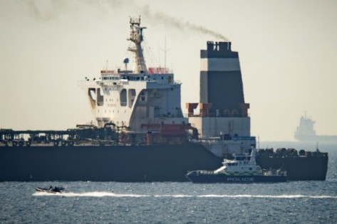 伊朗运油轮“格雷斯1号”疑运送原油到叙利亚，在直布罗陀被英国皇家海军扣查。（美联社）