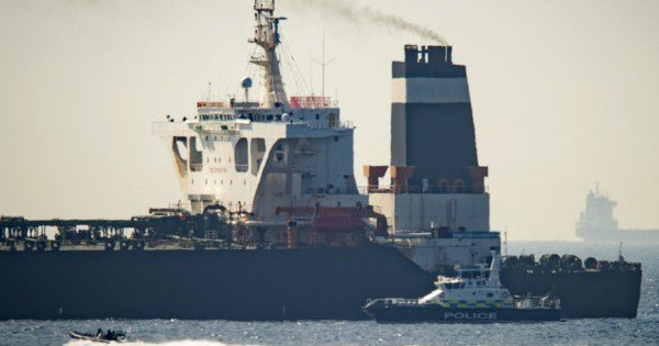 伊朗运油轮“格雷斯1号”疑运送原油到叙利亚，在直布罗陀被英国皇家海军扣查。（美联社）