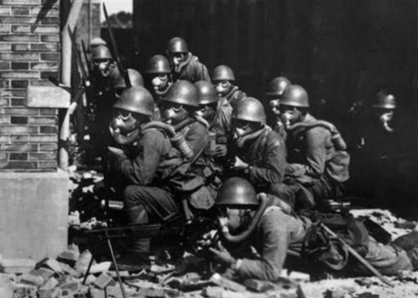 日本发现中日战争间，1939年日本陆军毒气战部队在中国北方作战时使用装有让皮肤和粘膜溃烂的“糜烂剂”、强烈刺激呼吸器官的“喷嚏剂”毒气弹的详细记录。