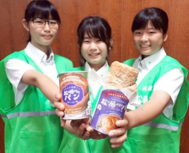 学生展示含有丰富食物纤维的“松阳圆面包”。