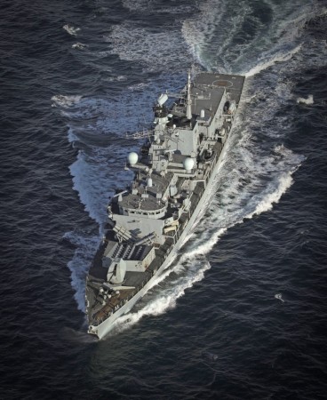 伊朗5艘武装船只企图夺取英国油轮，幸好英国皇家海军护卫舰蒙特罗斯号成功吓阻。图为蒙特罗斯号。（欧新社）