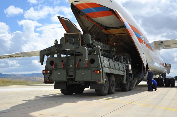 土耳其采购的俄制S-400系统，首批部件星期五运抵米尔泰德空军基地。（欧新社）