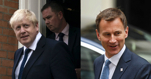 在保守党党选结果星期二正式揭晓前，民调显示约翰逊（左）领先对手亨特。（欧新社）