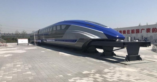 成都将打建直通重庆、时速600至800公里的磁浮列车。图为青岛的高速磁浮试验样车。