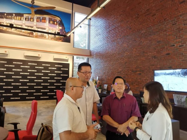 王庆中(右二起)、拿督庄伟松及黄吉和与张念群讨论吉华H校迁校事宜。