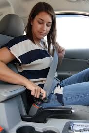 女性受各种因素影响，在车祸中更容易受伤害。