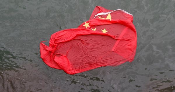 中国国旗疑被示威者丢下海。（美联社）