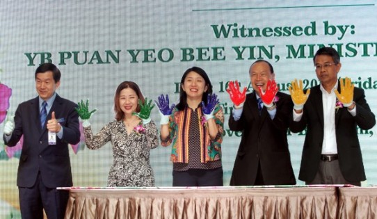 李金谋（左起）、丘凌施、杨美盈、林伟才及阿兹南沙为推介礼牌匾盖上手印。