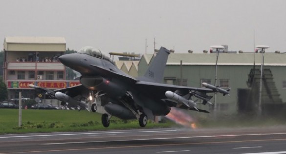今年5月底，美国的F-16V战机在汉光演习时，于彰化战备道起降。（中央社）