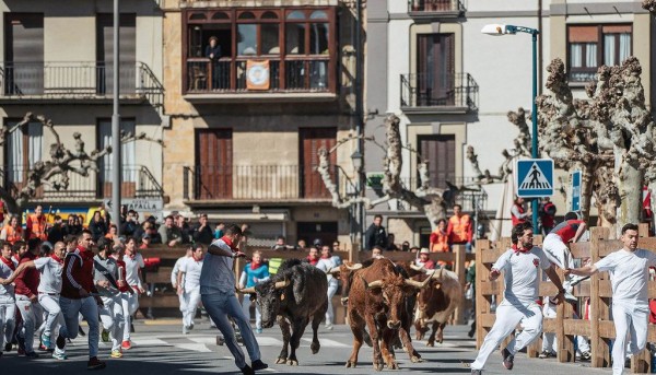 《使徒行者2谍影行动》大手笔重现著名西班牙奔牛节场景，成为电影中最关键的高潮场面。