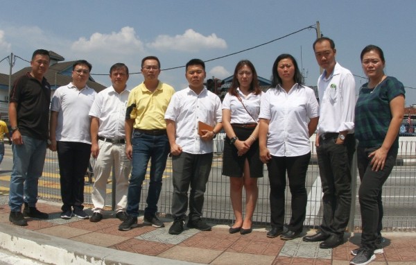 刘国南（中）在投诉局成员陪同下，到怡保警察局录口供。