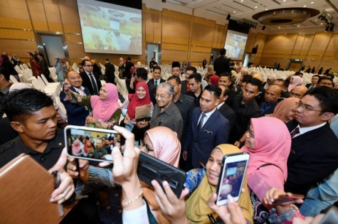 马哈迪在对话会上成焦点人物，不少出席者竞相与他拍照。