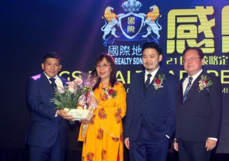 纪顺能（左起）颁发果篮予郭素沁，感谢其抽空出席颁奖礼。右起为饶安昌及麦汉亮。