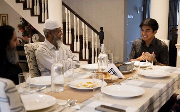 赛沙迪与扎基尔（左）共同进餐。 
