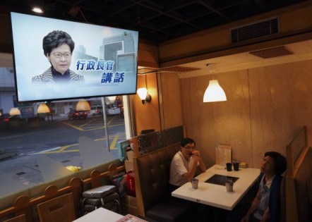 香港市民全神贯注观看特首林郑月娥发表电视讲话。（美联社）