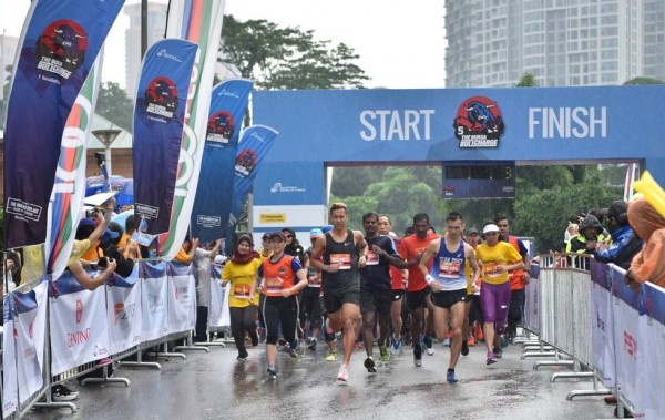 雨天仍然阻挡不了参赛者为慈善活动奔跑的热情。