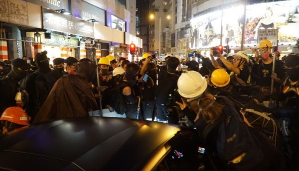 示威者争相跟郭富城合照，有人高呼指“感谢郭富城支持示威者”。