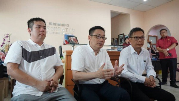 梁卓经(中)及廖泰义(右)宣布辞去行动党霹雳州委职位。左为梁卓经的特别助理梁卓能。 