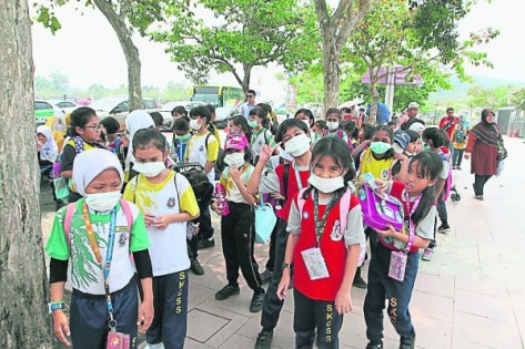 烟霾恶化，不少学校派发口罩给学生，学生们也乖乖戴上。