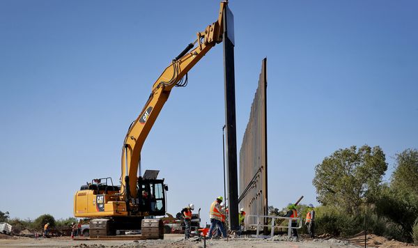 在亚利桑那州尤马，承包商在修筑国防部资助的围墙。（美联社）