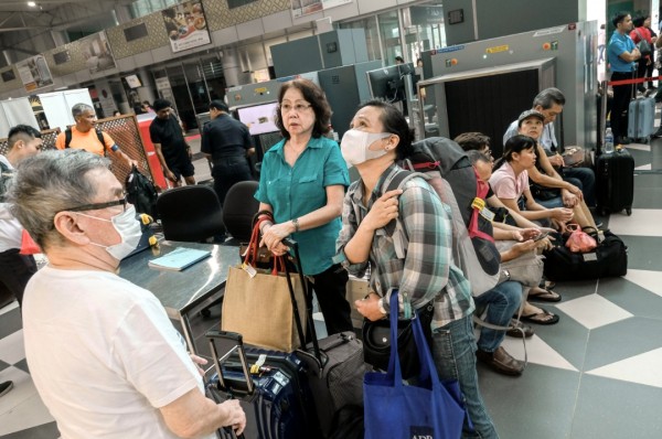 怡保有四个航班因烟霾来袭而展延或取消，受影响乘客被迫滞留在机场。  