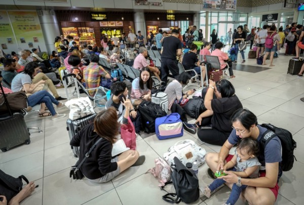 许多受影响的乘客在怡保苏丹阿兹兰莎机场等待各自航班的最新消息。  
