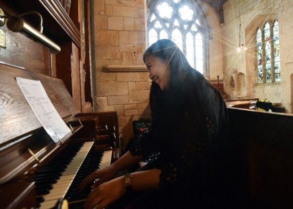 大学生小野加惠与友人一同前往体验，还以教堂中的管风琴弹奏乐曲。