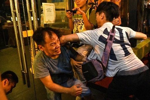 北角再发生“福建帮”与示威者和记者殴斗。（美联社）