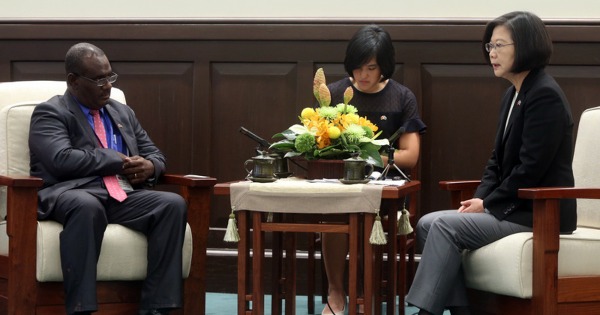 台湾总统蔡英文（右）上星期一接见所罗门群岛外交部长马内列。（中央社）