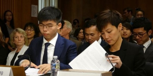 黄之锋（左）、何韵诗（右）出席美国国会及行政部门中国问题委员会举办听证会，呼吁通过香港人权及民主法案。