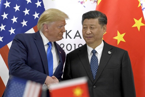 特朗普（左）向中国表示，美国大选后达成协议的条件会差很多。（美联社） 