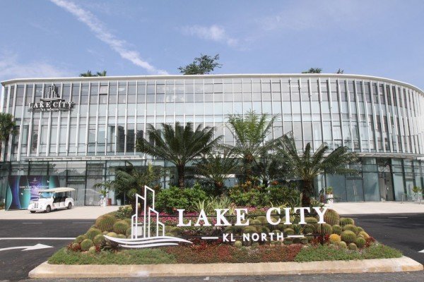 Lake City品牌展厅和体验馆正式开放，开放时间每日上午9时至晚上9时。