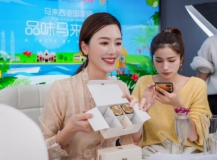 中国网红主播烈儿宝贝（左）协助推销瓶装燕窝。