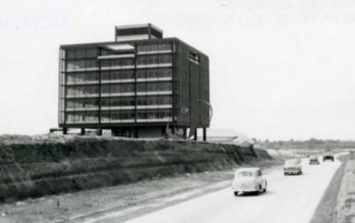 八打灵再也地标的加星路公积金局大厦，在60年代建立。（档案照）