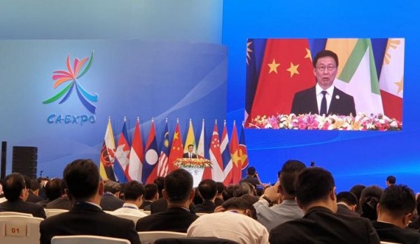 韩正在广西南宁举行的中国—东盟博览会开幕式上发表主旨演讲。