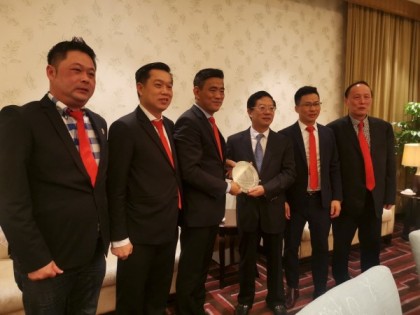 马来西亚厦门总商会与厦门市委副书记陈秋雄（左四）交流。左二为李培华。