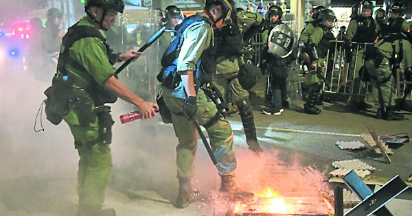 面对示威者四处纵火，防暴警察扑火及驱赶示威者。