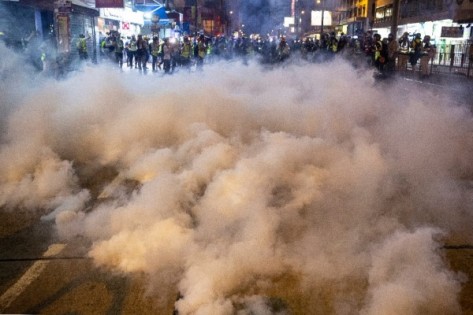 警方在元朗施放催泪弹驱散示威者。小图为屯门示威活动中有国旗被焚烧。
