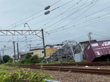 在日本九州引发灾情，JR车站的铁塔也倒塌。（图取自推特）