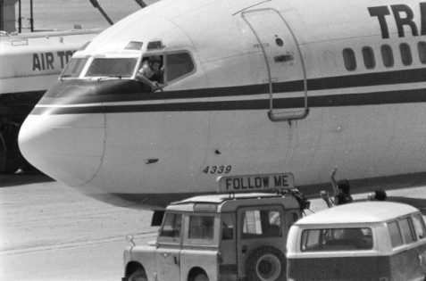 萨利赫涉嫌在1985年6月14日伙同他人，骑劫原定由埃及开罗飞往加州圣迭戈的环航TWA847班机。 
